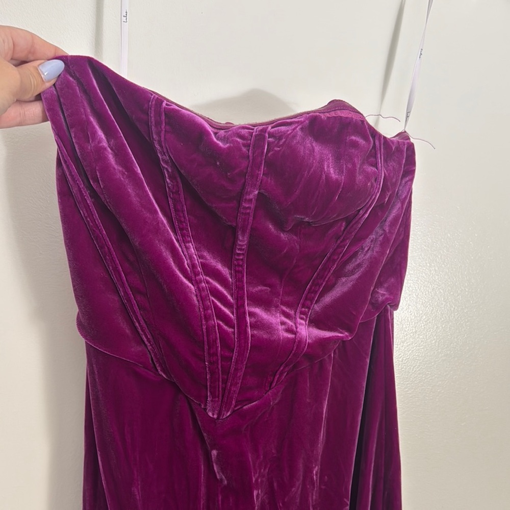 Elegant Velvet Evening Dress in Rich Purple - Picture 6 of 8